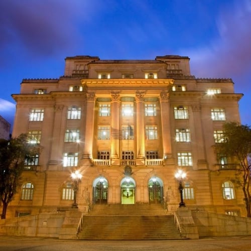 Fachada da Prefeitura de Santos iluminada, ao entardecer (Foto: Divulgação)