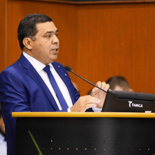 Governador interino de Roraima, Francisco dos Santos Sampaio, durante seu discurso de posse (Foto: Secom RR)