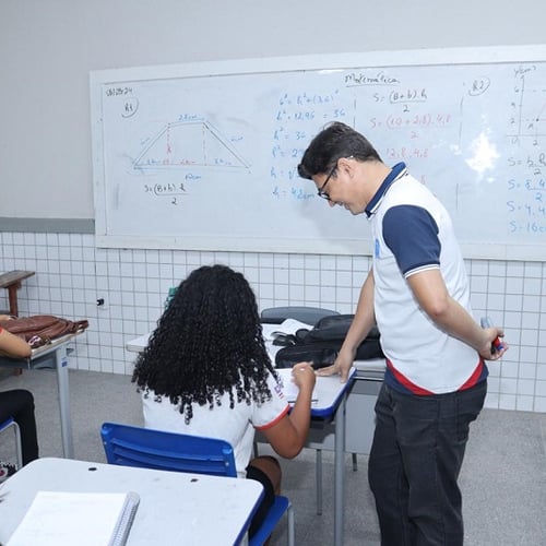 Professor da Seduc MA auxilia aluna da rede estadual de Educação (Foto: Seduc MA)