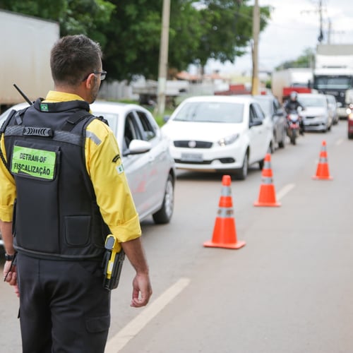 Agente de trânsito do Detran DF (Foto: Tony Oliveira/Agência Brasília)