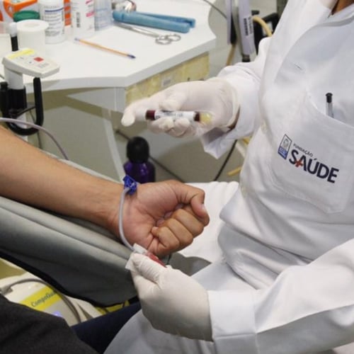 Médico da Fundação Saúde RJ realiza procedimento em paciente (Foto: Divulgação Saúde RJ)