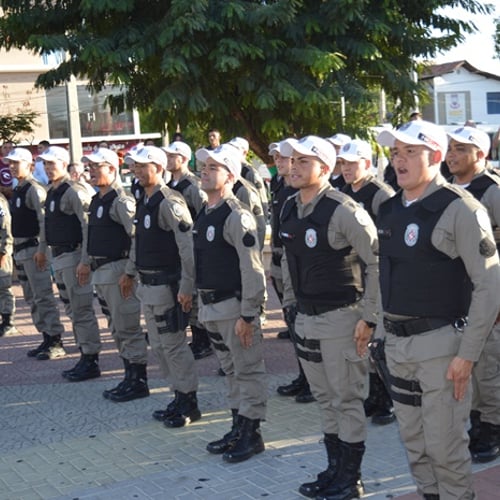 Policiais militares de Paraíba em fila (Foto: Divulgação/Prefeitura de Sumé)