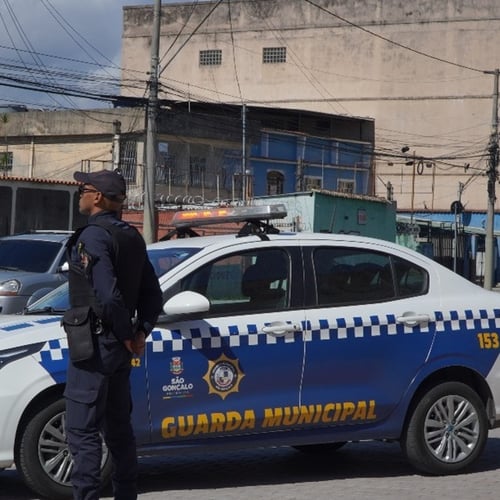 Guarda Municipal de São Gonçalo ao lado de viatura da corporação (Foto:  Julio Diniz/Prefeitura de São Gonçalo)