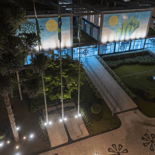 Fachada da Prefeitura de Curitiba PR noturna (Foto: Isabella Mayer/SECOM)