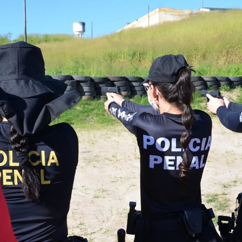 Policiais penais do ceará em atividade de tiro (Foto: Divulgação/Governo CE)