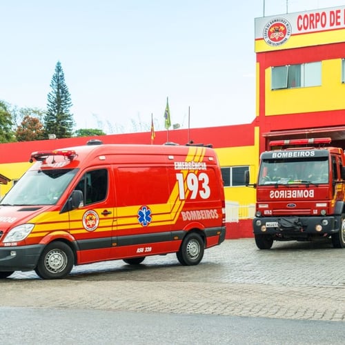 Van e caminhão saindo da sede do Corpo de Bombeiros de Santa Catarina (Foto: Divulgação CBMSC)