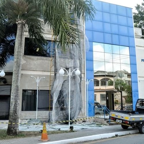 Fachada da Prefeitura de Pinheiral em reforma (Foto: Divulgação)