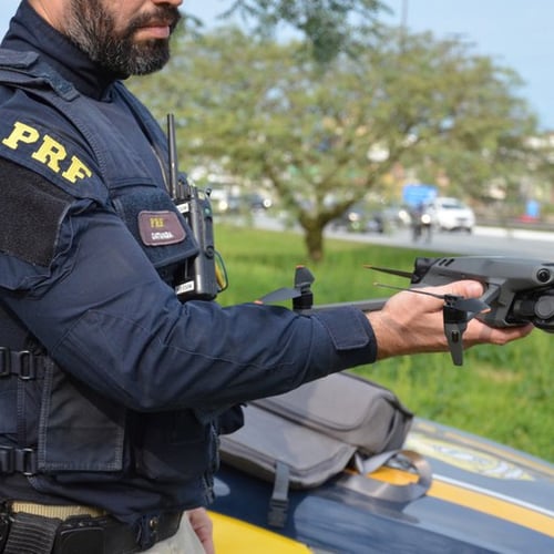 Policial Rodoviário Federal na pista em atuação (Foto: Governo Federal)