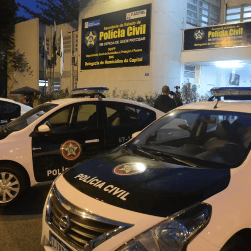 Viaturas em frente à delegacia da PC RJ (Foto: Fernando Frazão/Agência Brasil)