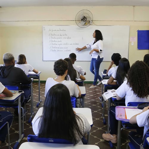 Professora da SEE MG em sala (Foto: Divulgação)