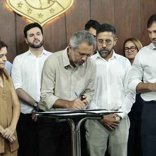 Governador Elmano de Freitas em ato de assinatura (Foto: Casa Civil/Governo CE)