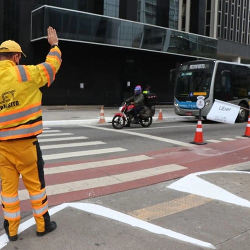 Fiscal da CET SP durante atuação no trânsito de São Paulo Foto: Divulgação