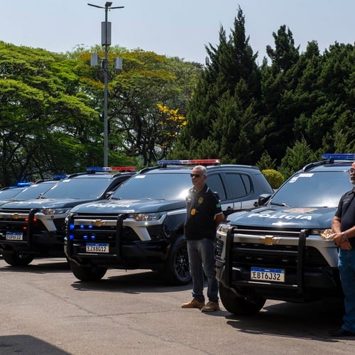 Policiais civis de São Paulo ao lado de viaturas (Foto: Mônica Andrade/Governo de São Paulo)