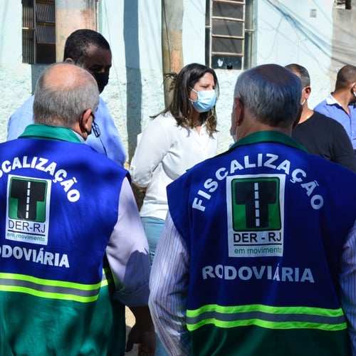 Servidores do DER RJ realizam fiscalização rodoviária (Foto: Igor Lima/Prefeitura de Japeri)