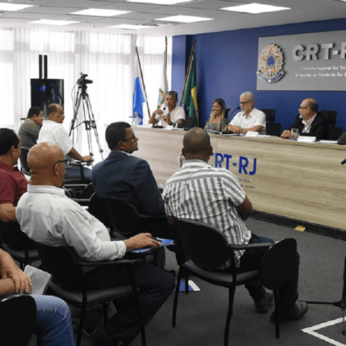 Funcionários do CRT RJ reunidos em uma reunião (Foto: Divulgação)
