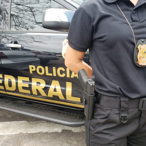 Agente da PF próximo à viatura (Foto: Governo Federal)