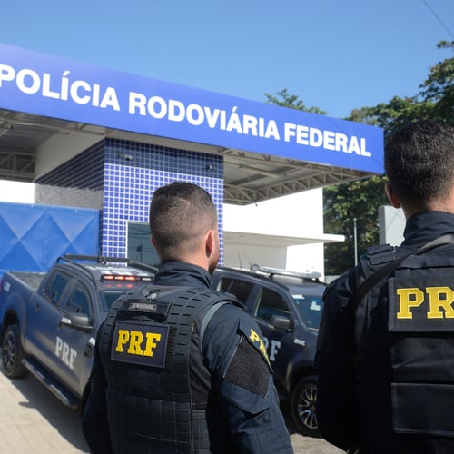 Policiais da PRF perto de uma delegacia (Foto: Tomaz Silva/Agência Brasil)