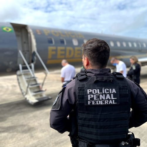 Policial Penal Federal de costas (Foto: Divisão de Comunicação Social da SENAPPEN)