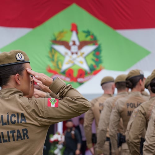 Policiais militares de Santa Catarina em formação (Foto: Fernando Waltrick Córdova/CCS/PM SC)