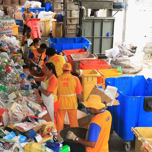 Profissionais da Clin RJ trabalhando na coleta de lixo (Foto: Divulgação/Prefeitura de Niterói)