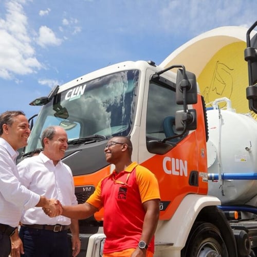 Prefeito de Niterói durante entrega de novos veículos de limpeza (Foto: Evelen Gouvea/Prefeitura de Niterói)
