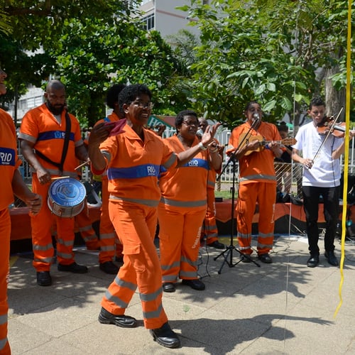 Garis da Comlurb dançando em comemoração do Dia do Gari (Foto: Fernando Frazão/Agência Brasil)